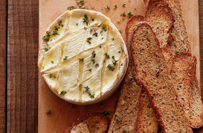 10 способов вкусно запечь сыр в духовке