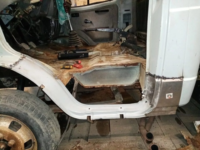 Как у "Газели" под дверью пластмассовый порожек появился