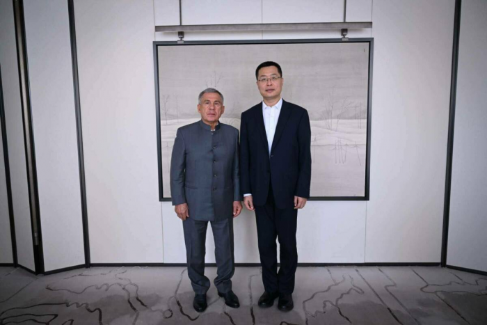 Летающее авто, голографии и роботы-доставщики: чем удивляли Минниханова в Китае