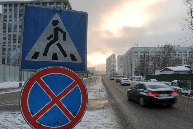 Дорожный знак «Остановка запрещена»: зона действия, штрафы, исключения