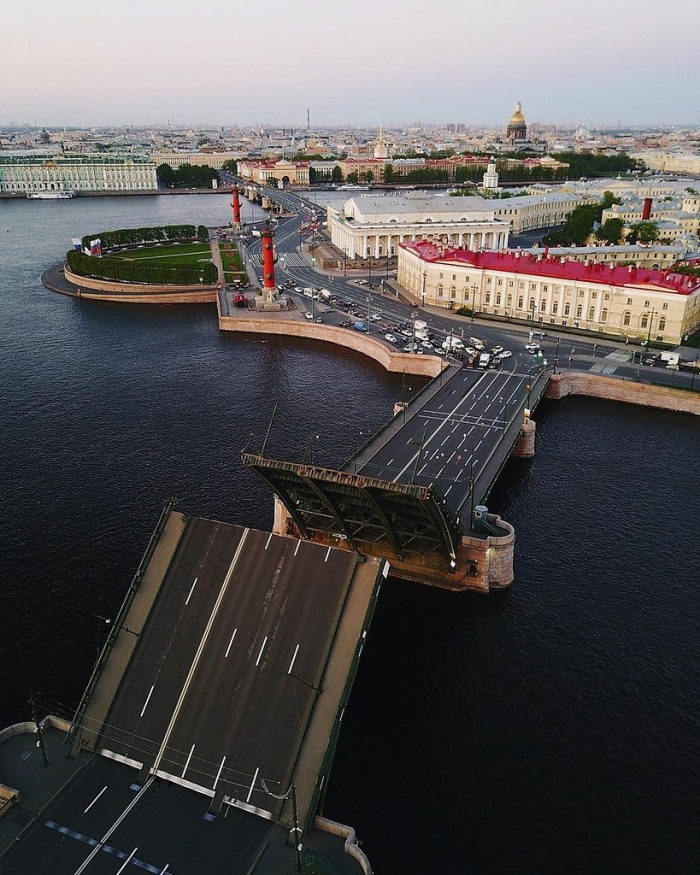 Биржевой мост закроют на ремонт