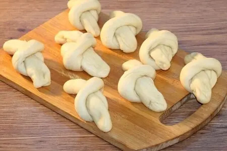 Пышные жаворонки из постного теста