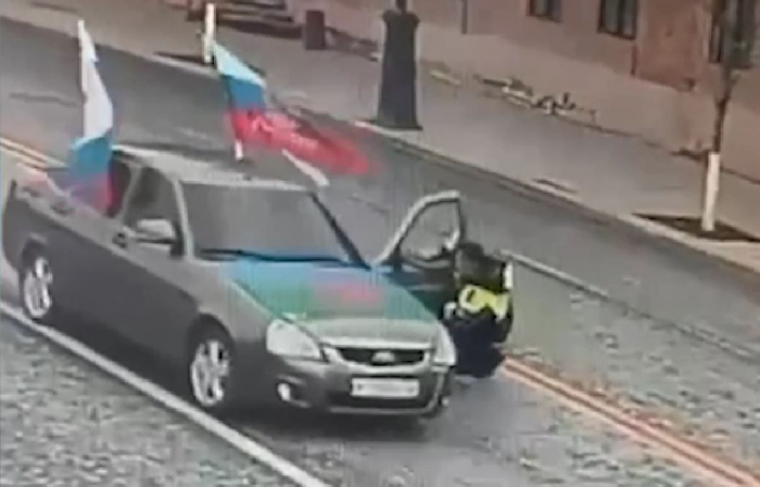 В Тюмени полицейский проехал десятки метров на двери авто нарушителя