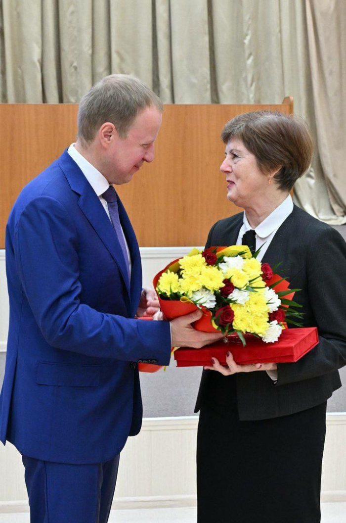 Томенко вручил награды лучшим работникам дорожной и транспортной отрасли Алтайского края