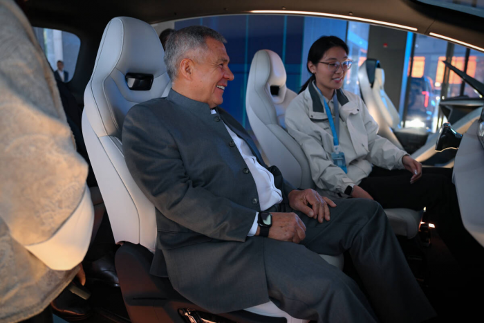 Летающее авто, голографии и роботы-доставщики: чем удивляли Минниханова в Китае