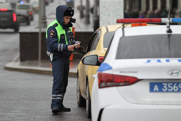 Дорожный знак «Остановка запрещена»: зона действия, штрафы, исключения