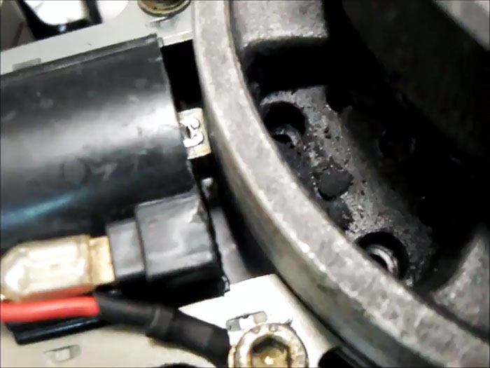 Если бензокоса не заводится, то стоит поискать проблему в простых вещах