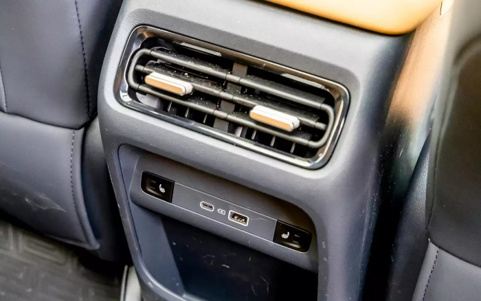 Передний привод, атмосферник и электромотор: испытали новый Geely