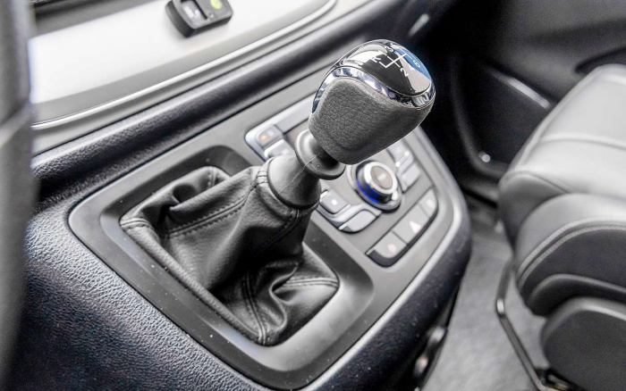 Дизель, механика, задний привод — добротный фургон подешевел на 300 тысяч