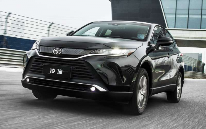 Новый семейный кроссовер Toyota теперь можно купить в России дешевле «китайцев»