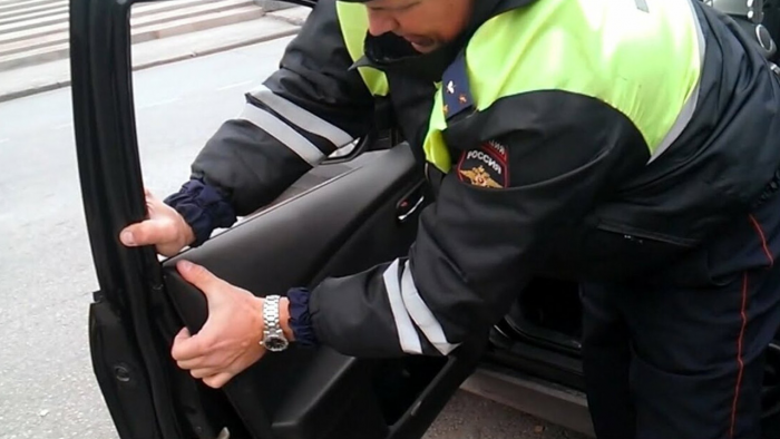 Обязан ли водитель показывать багажник инспектору и что надо сказать, чтобы быстрее ухать