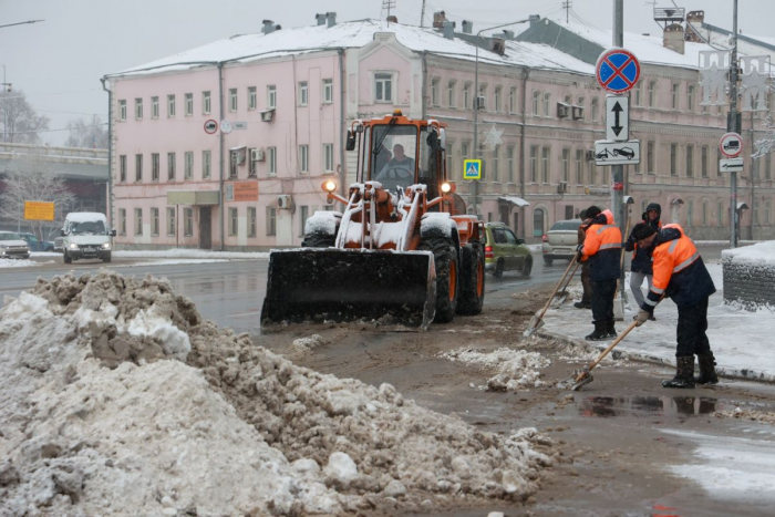 Дорожные службы ведут активную работу из-за снегопада в Нижнем Новгороде