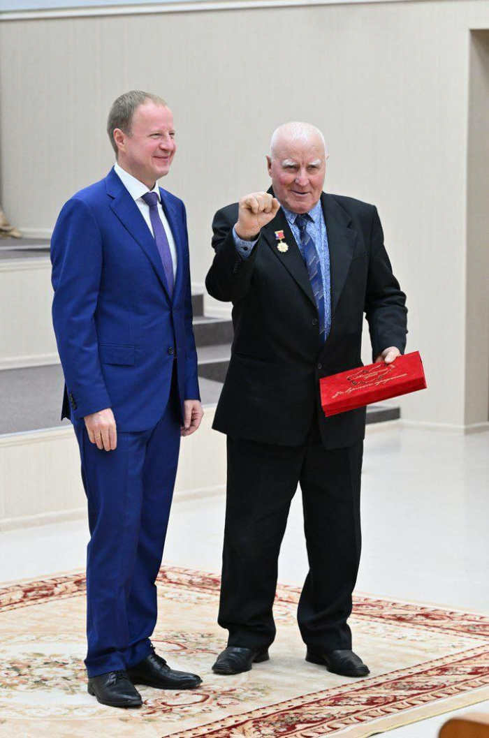 Томенко вручил награды лучшим работникам дорожной и транспортной отрасли Алтайского края