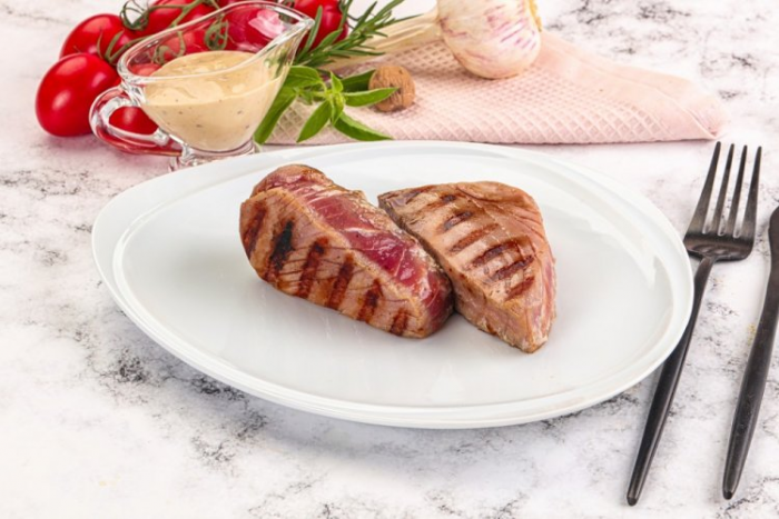 Если хочешь приготовить что-то эффектное, но легкое, тогда стейки из тунца в аэрогриле – отличный вариант