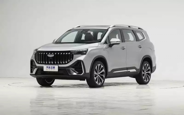 Geely выпустила обновленный кроссовер с 3 вариантами салона и ценой меньше миллиона