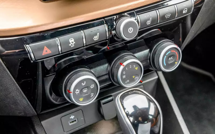 Выбираем недорогой универсальный автомобиль: сравнили две Лады и Солярис