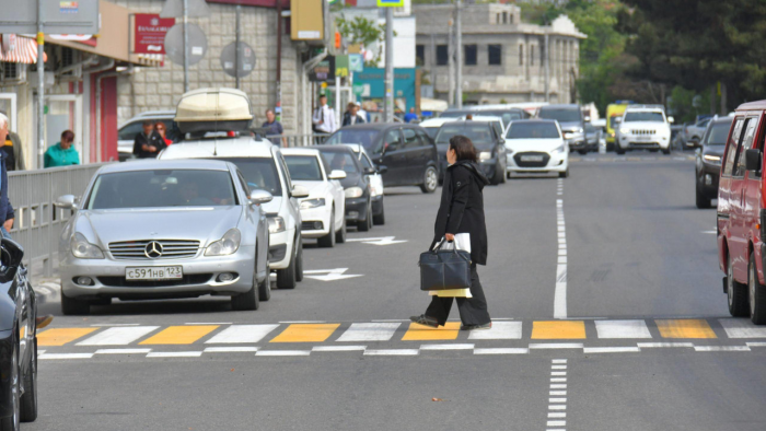 Надо ли ждать, пока пешеход полностью перейдет дорогу по зебре, или можно ехать сразу