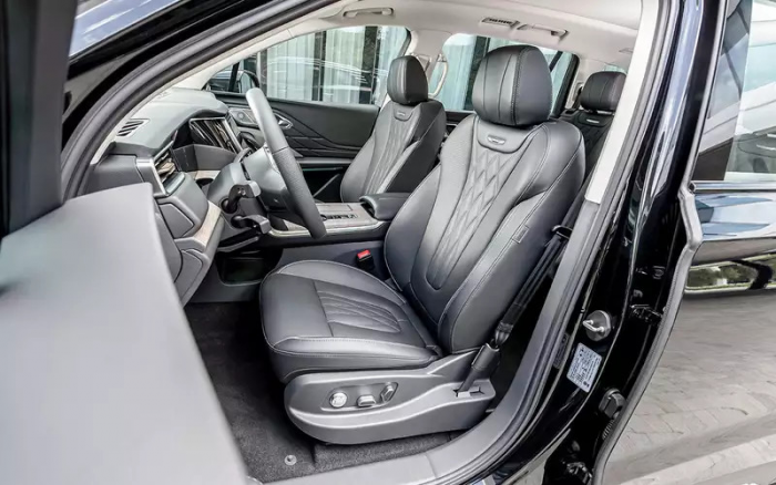 Полный привод, 7 мест, автомат как у Лексуса: чем удивил недорогой, но комфортный премиум