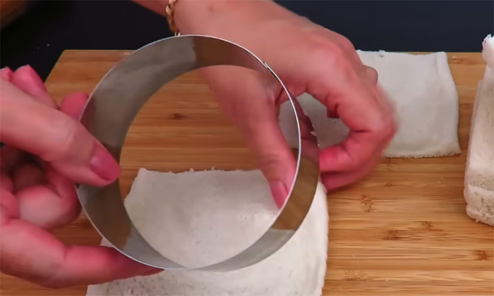 Прячем крабовый салат в хрустящие «кармашки»: порционная, праздничная подача