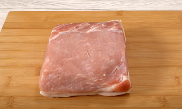 Добавляем запеченному мясу сок. Используем сало, чтобы оно пропитало куски