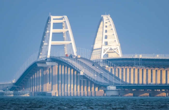 На Крымском мосту введены новые ограничения на грузопассажирские автомобили
