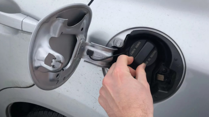 Чем опасно шипение при открытии крышки бензобака, и почему после заправки автомобиль становится динамичнее