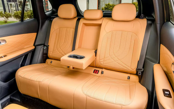 Передний привод, атмосферник и электромотор: испытали новый Geely