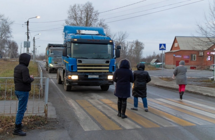 Терпение лопнуло: жители микрорайона Шипуново в Искитиме перекрыли улицу для грузовиков