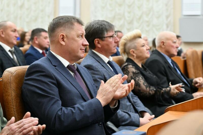 Томенко вручил награды лучшим работникам дорожной и транспортной отрасли Алтайского края