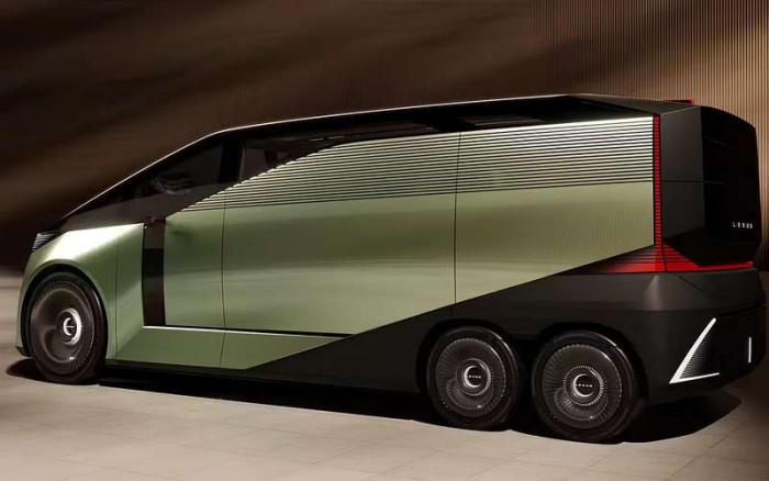 Три оси и шесть колес у Lexus. Вы это серьезно?