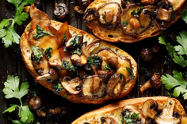 Брускетты на Новый год: 9 лучших рецептов праздничной закуски