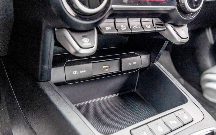 Выбираем недорогой универсальный автомобиль: сравнили две Лады и Солярис