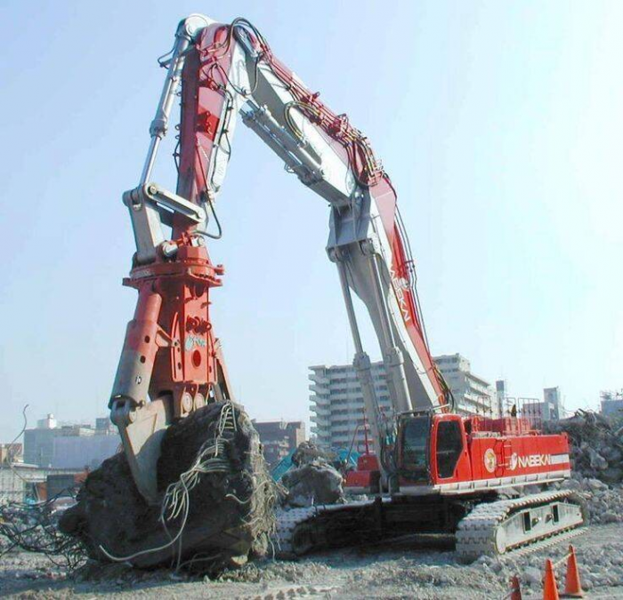 Как выглядит крупнейшая машина для сноса зданий — Kobelco SK3500D