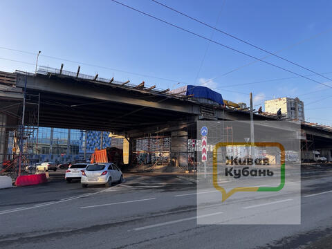 «Кто пихает, кто толкает, кто на себе несёт»: въезд на Тургеневский мост по пути в Краснодар напоминает полосу препятствий