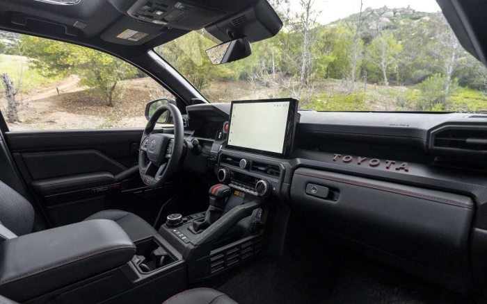 В Россию привезли новый неубиваемый внедорожник Toyota: сколько за него просят?