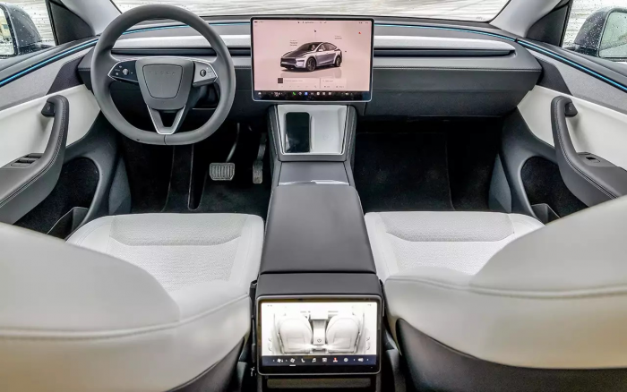 Круглый руль и сливная пробка в багажнике: чем удивил самый популярный электромобиль в мире