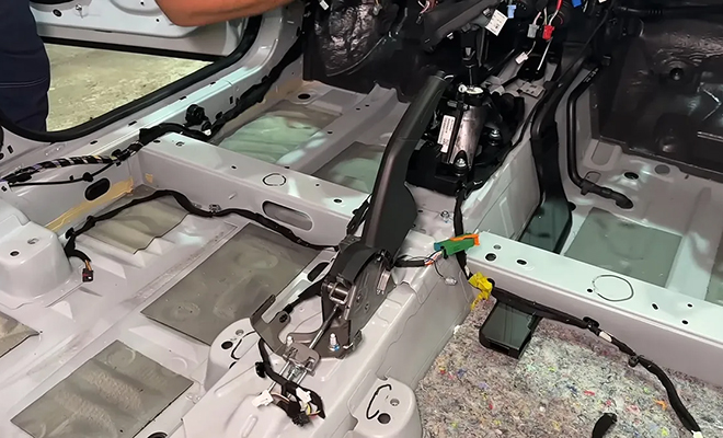 Механик разобрал новую Lada Iskra и показал из чего она на самом деле сделана. Неужели «иномарка»?