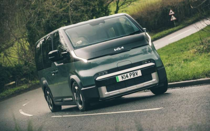 В новом Kia водитель садится не с той стороны: объясняем почему