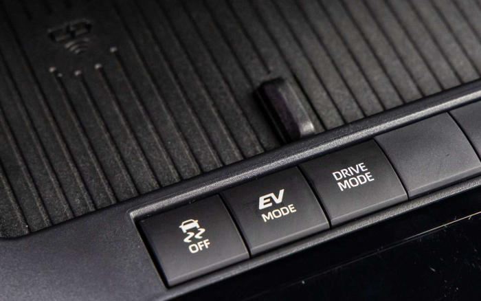 В кроссовере Corolla Cross салон стал тише, дизайн ярче, а «гибридных сил» больше