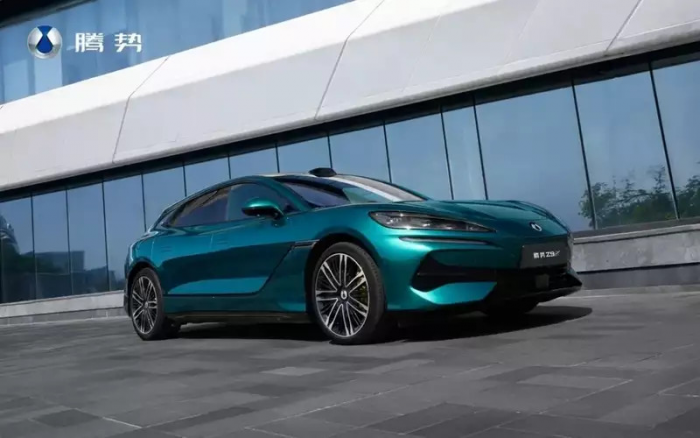 Звероподобный спорткар в формате универсала: новинка от известного бренда