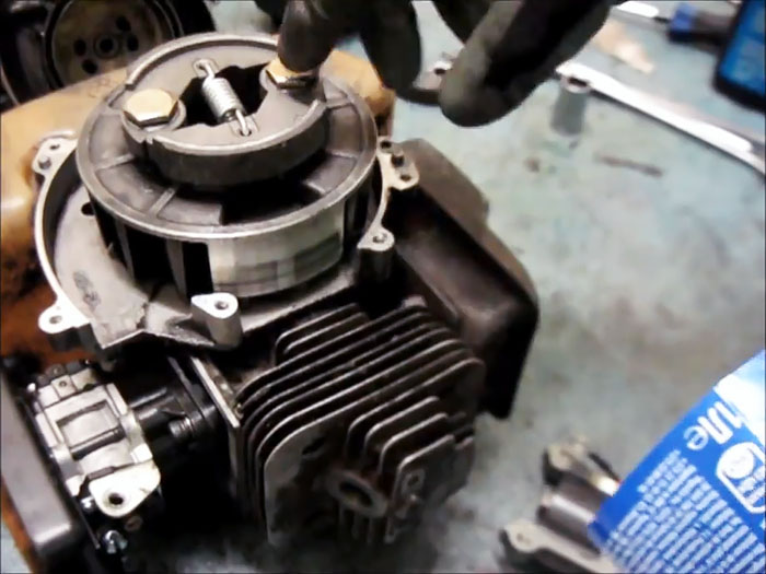 Если бензокоса не заводится, то стоит поискать проблему в простых вещах