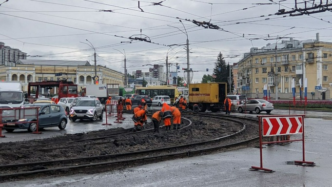 "Все перерыли и пробки". Как выглядит площадь Октября, где меняют трамвайные рельсы