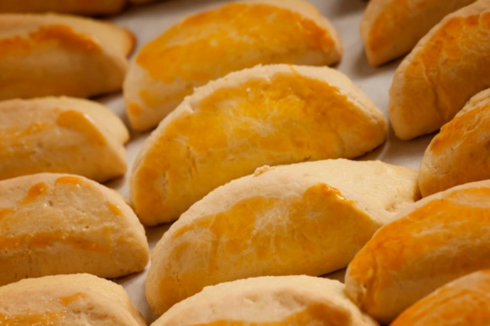 Иногда так хочется чего-то домашнего, как у бабушки или хотя бы как в школьной столовой – и вот тут сочники подходят просто идеально