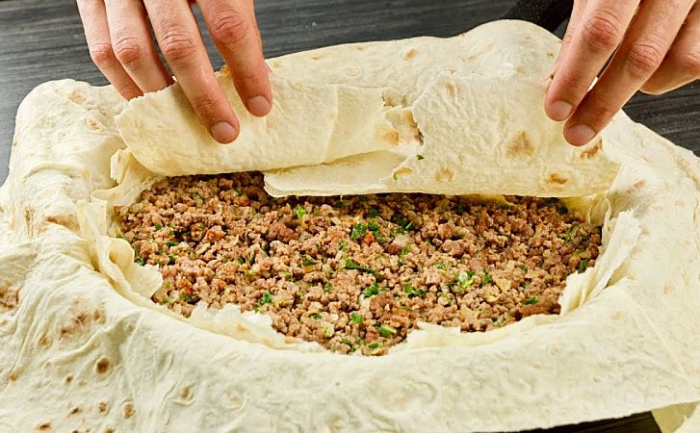 Гости на пороге, а пирога нет. Превращаем за секунды лаваш в полноценную выпечку с мясом