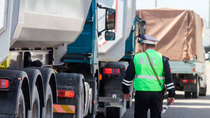 Почему задние колеса грузовиков ходят восьмеркой и почему водители это не исправляют