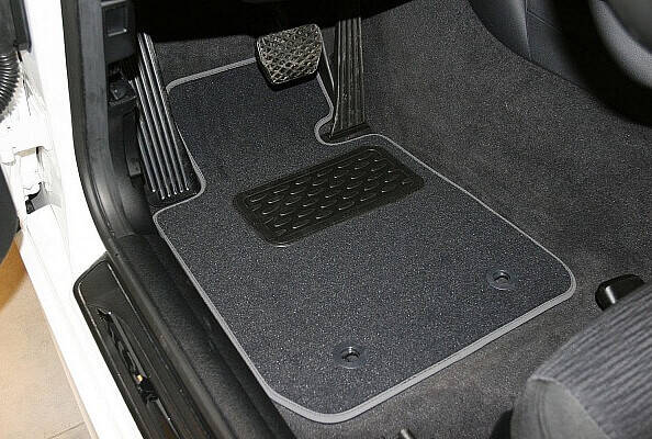 Почему в машинах ковровое покрытие, и можно ли без него обойтись?