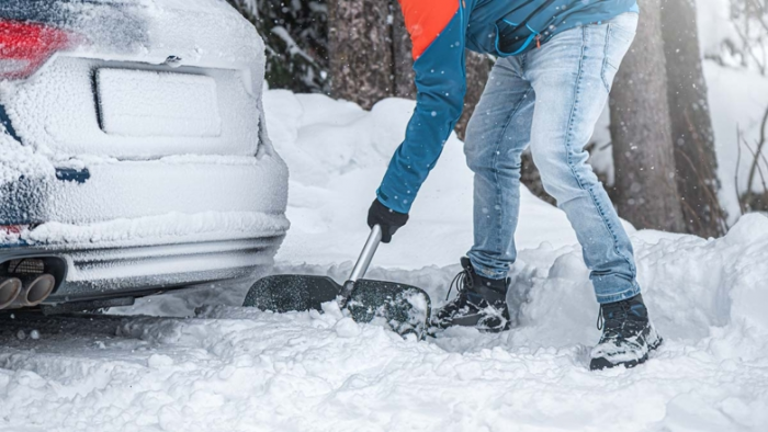 Как правильно откопать автомобиль после снегопада и не застрять снова: полезные хитрости