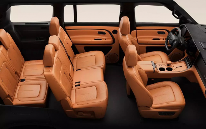 Большой внедорожник российской сборки выходит в продажу: комплектации и цены