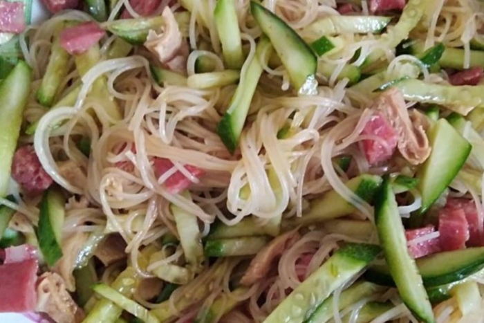 15 салатов с фунчозой и овощами, которые готовятся на скорую руку