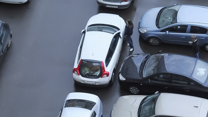 Как быстро уехать, если вас заблокировали на парковке и как наказать виновника